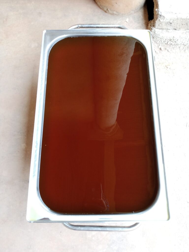 Image de la cire d'abeille chaud laisser pour refroidissement